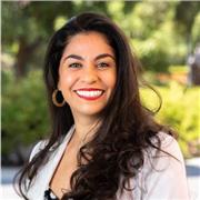 ¡Hola! Soy Samar, y soy nativa de inglés de California con certificación CELTA. Ofrezco clases de conversación personalizadas y me especializo en ayudar a los estudiantes con sus tareas escritas en inglés, incluyendo ensayos de admisión